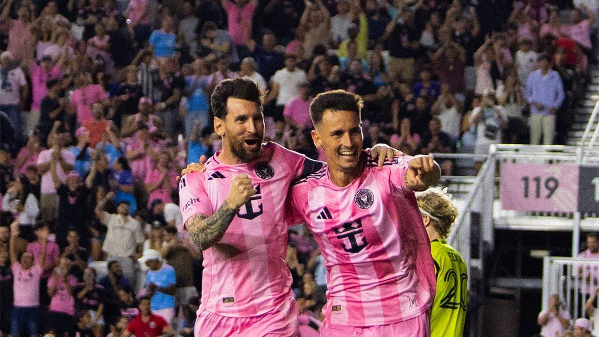 Leo Messi y Tadeo Allende celebran.