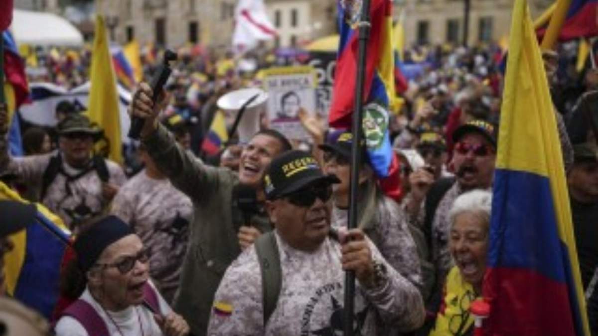 Manifestantes marchan contra el gobierno del presidente Gustavo Petro, en Bogotá, Colombia