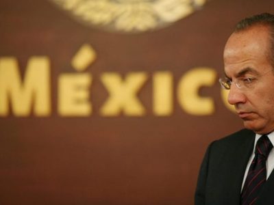 El mal momento que pasó un ex presidente mexicano en un avión al ser increpado por un reconocido tenor