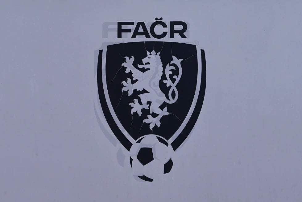 El logotipo de la Federación Checa de Fútbol se ve frente a su sede en Praga, República Checa, el martes 24 de marzo de 2026, después de que la policía checa detuviera a decenas de personas tras una investigación por un escándalo de amaño de partidos.
