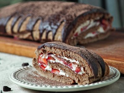 Arrollado de chocolate y frutillas: tentate con esta receta facilísima para salvar el postre del finde