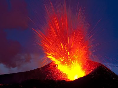 “Lo veo desde mi ventana”: un poderoso volcán en Islandia explota ferozmente