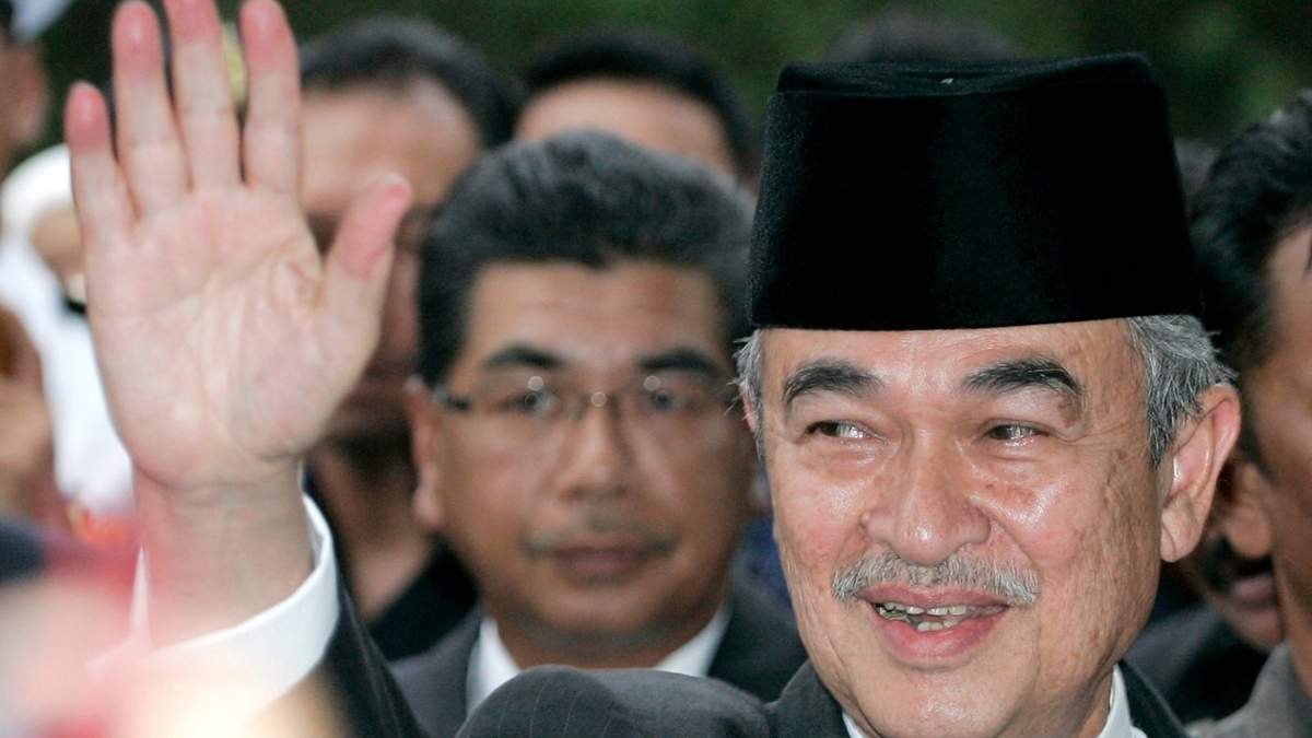 El primer ministro saliente de Malasia, Abdullah Ahmad Badawi, también ministro de Defensa, saluda durante una ceremonia de despedida en Kuala Lumpur, Malasia, el jueves 2 de abril de 2009