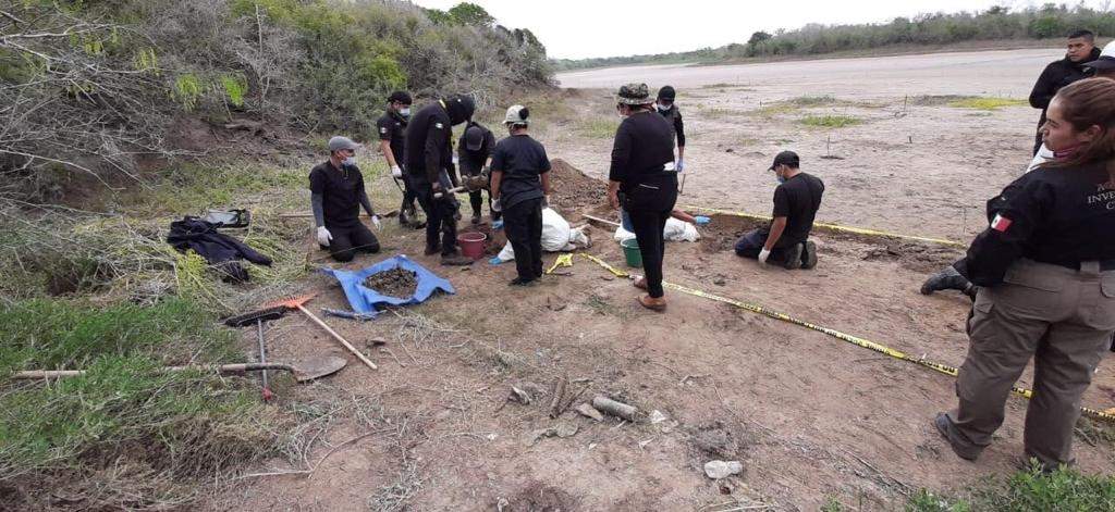 El hallazgo de fosas al pie del cuerpo de agua por elementos de la FGR. Crédito