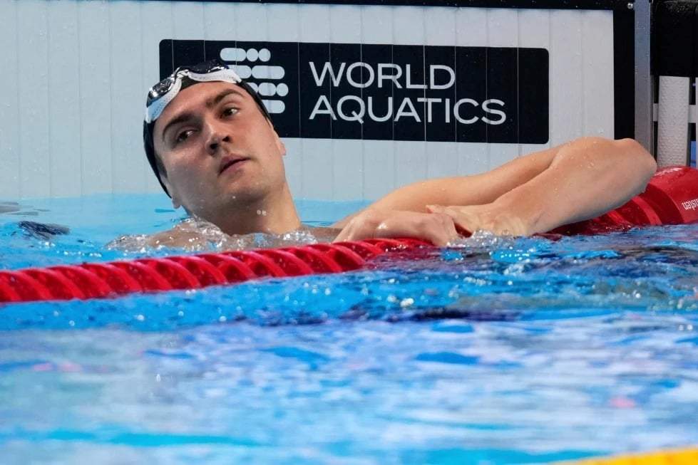 El atleta neutral ruso Kliment Kolesnikov reacciona tras ganar la medalla de oro en la final de los 50 metros espalda masculinos en el Campeonato Mundial de Natación en Singapur, el 3 de agosto de 2025.
