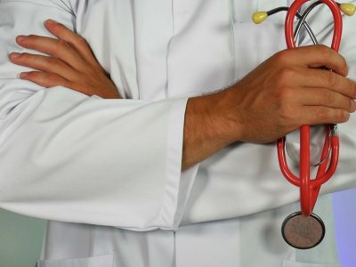 Miles de trabajadores sanitarios fueron suspendidos en Francia por no querer vacunarse