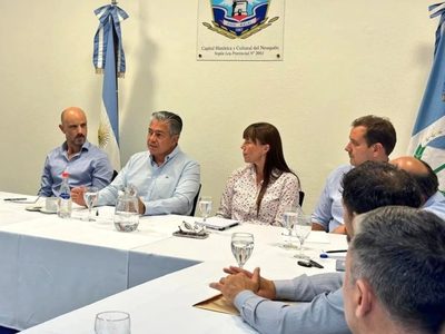 Rolando Figueroa encabezó un encuentro con intendentes y comisiones de fomento del Alto Neuquén para coordinar obras prioritarias