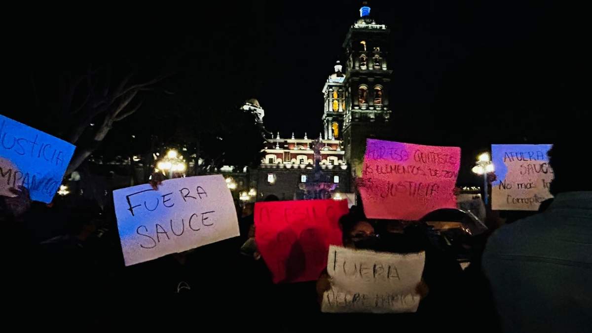 La protesta se dio después de que en los primeros minutos del 1 de marzo, dos oficiales fueron asesinados por hombres armados