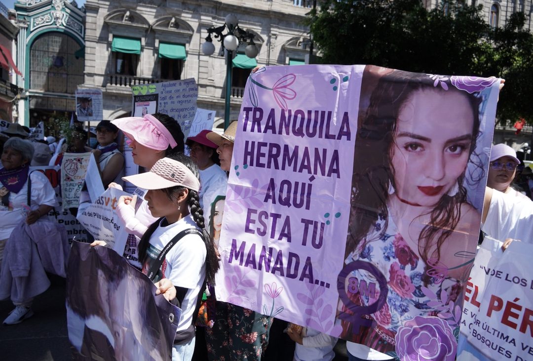 Durante la marcha del 8 de marzo de 2025, familias de mujeres desaparecidas exigieron a las autoridades acciones de búsqueda eficientes. Crédito Samantha Páez.