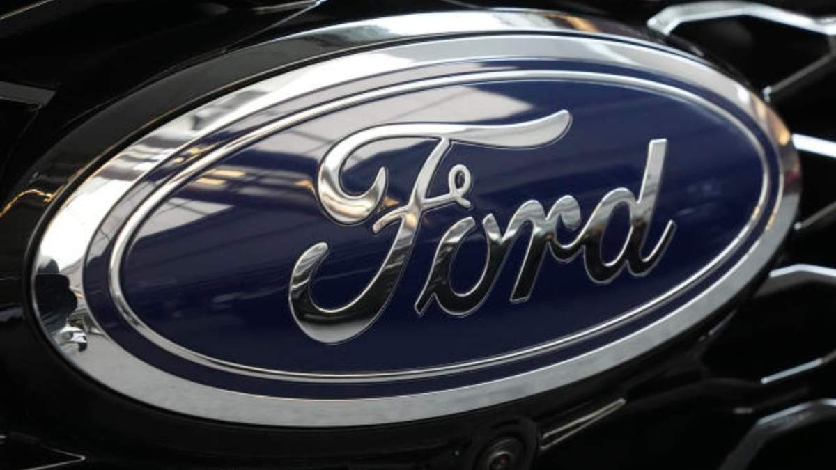 El logo de Ford en un Ford Explorer, en la Feria Internacional Automotriz de Pittsburgh