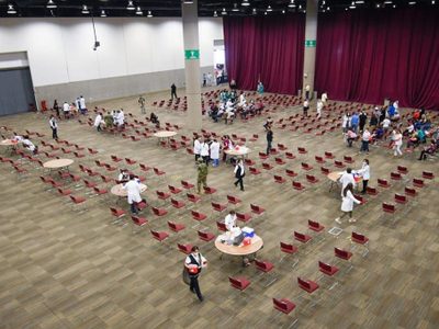 Tras caos en el Pepsi Center, gobierno de la CDMX aumentará células de atención para vacunación