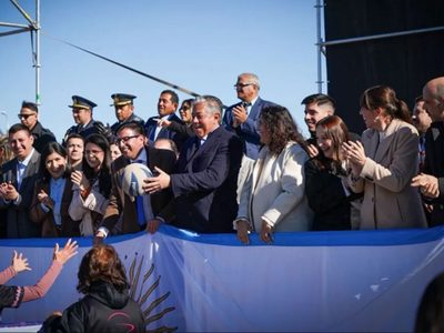 En el aniversario de Senillosa, el gobernador entregó créditos, escrituras de viviendas y anunció obras