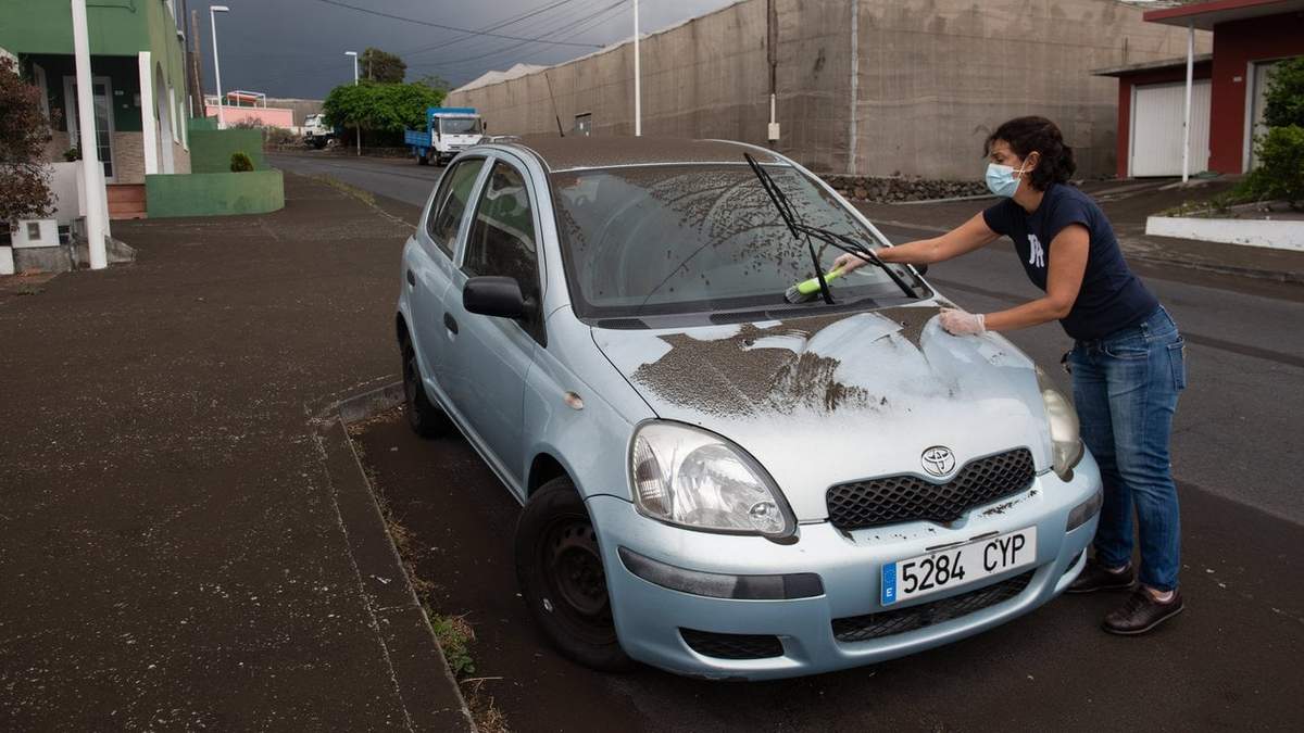 La ceniza del volcán Cumbre Vieja cubre las aceras y los autos. Fuente: (Twitter)