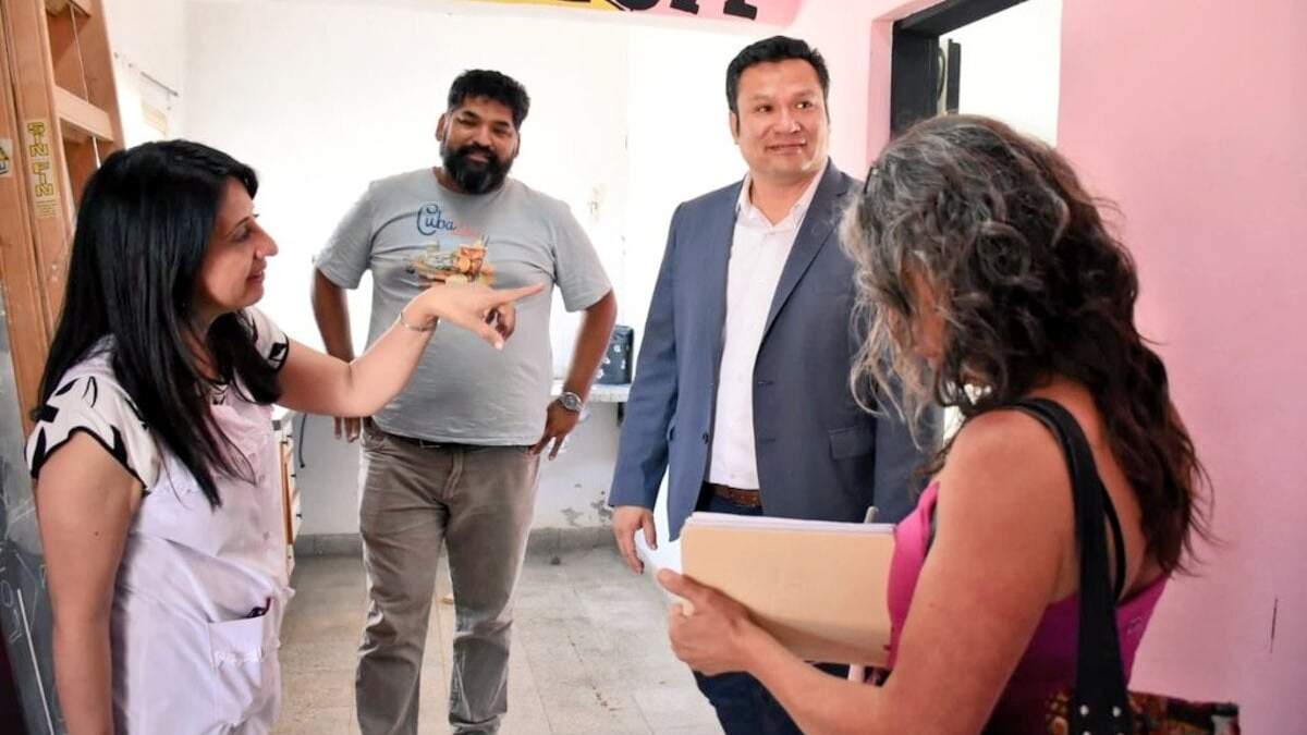 Osvaldo Llancafilo junto a autoridades de la escuela Rural N° 176. Fuente: (Twitter)