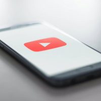 YouTube permitirá denunciar contenidos generados por IA que usen imágenes o voces sin autorización