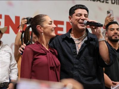 Así fue el palomazo de Eduin Caz, de Grupo Firme, junto a Sheinbaum en Ensenada (Videos)