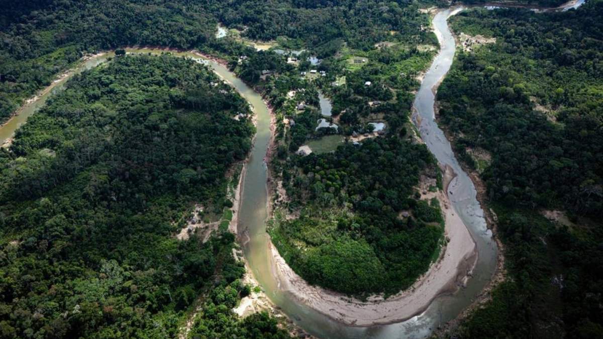 El territorio de los ashaninka se asienta a lo largo del sinuoso río Amonia, en el estado Acre, Brasil, el 22 de junio de 2024