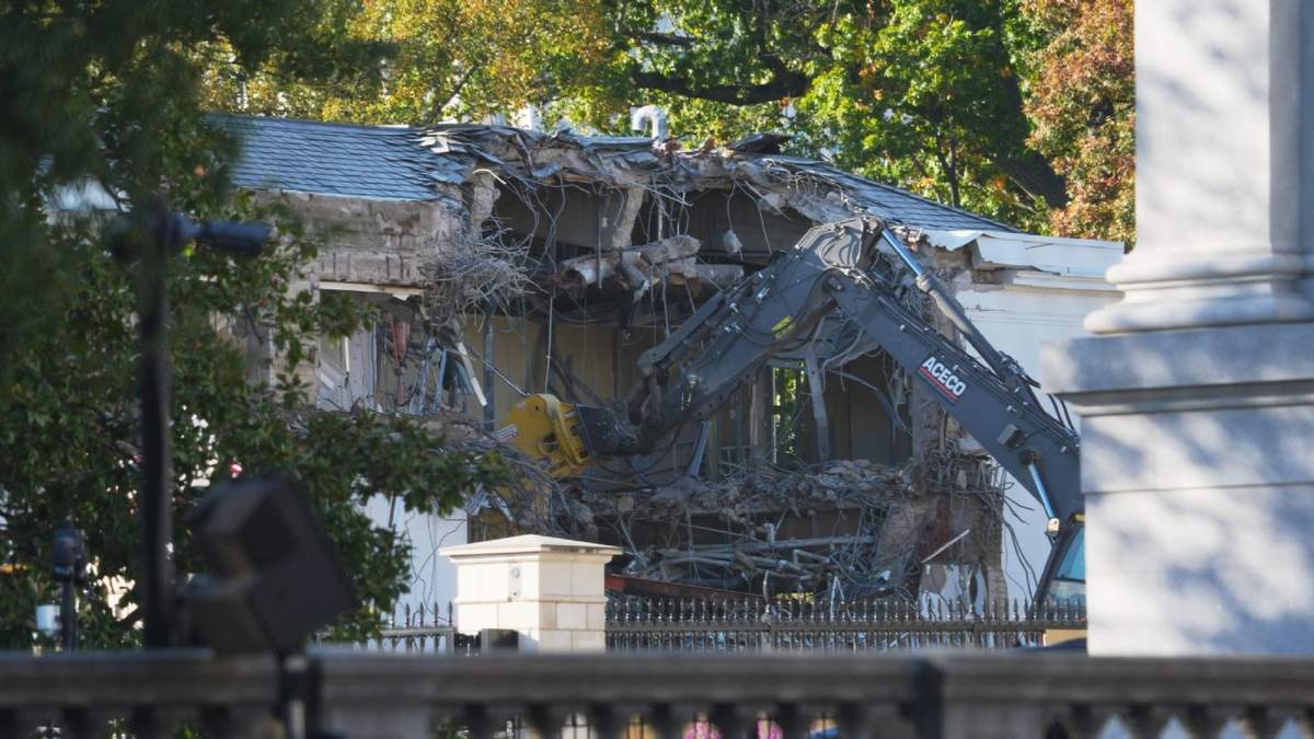 Obreros con maquinaria pesada inician la demolición de una parte del Ala Este de la Casa Blanca