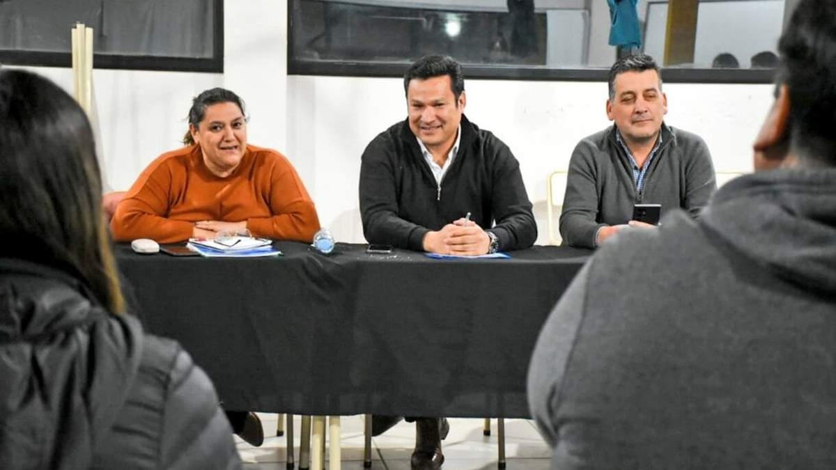 Osvaldo Llancafilo junto a los jefes comunales de Aluminé y Villa Pehuenia-Moquehue. Fuente (Twitter).