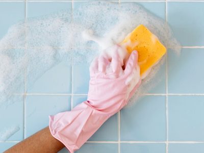 Con pocos ingredientes, el truco infalible para mantener las paredes de tu baño libres de sarro