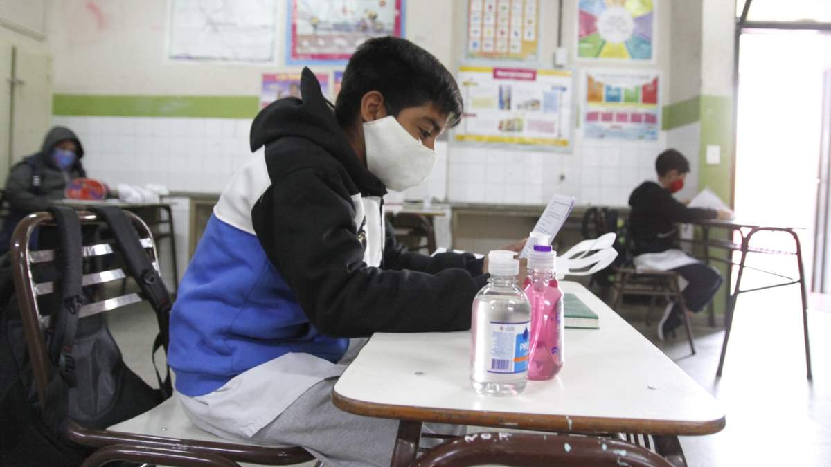 Estudiantes regresan a clases con protocolos sanitarios y distanciamiento social. Fuente: (Twitter)