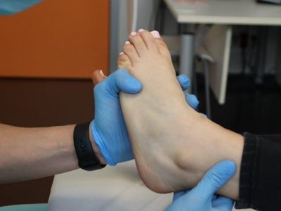Fisioterapeutas advierten de efectos nocivos de caminar por la arena