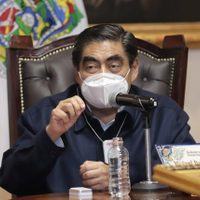 Barbosa calla sobre contrato con Gil Zuarth para intervenir la UDLAP y arremete contra Proceso