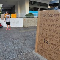 La mujer que acampó en Casa de Gobierno volvió a instalar su carpa y comenzó una huelga de hambre