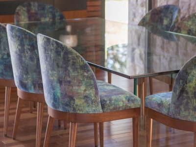Conocé el secreto de los expertos en limpieza para dejar tus sillas de tela como nuevas y sin manchas