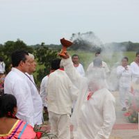 AMLO pide permiso a la madre tierra y ayuda a empresarios para el Tren Maya (Video)
