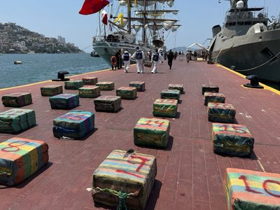 La Marina detiene a cinco hombres y decomisa 1.8 toneladas de cocaína (Video)