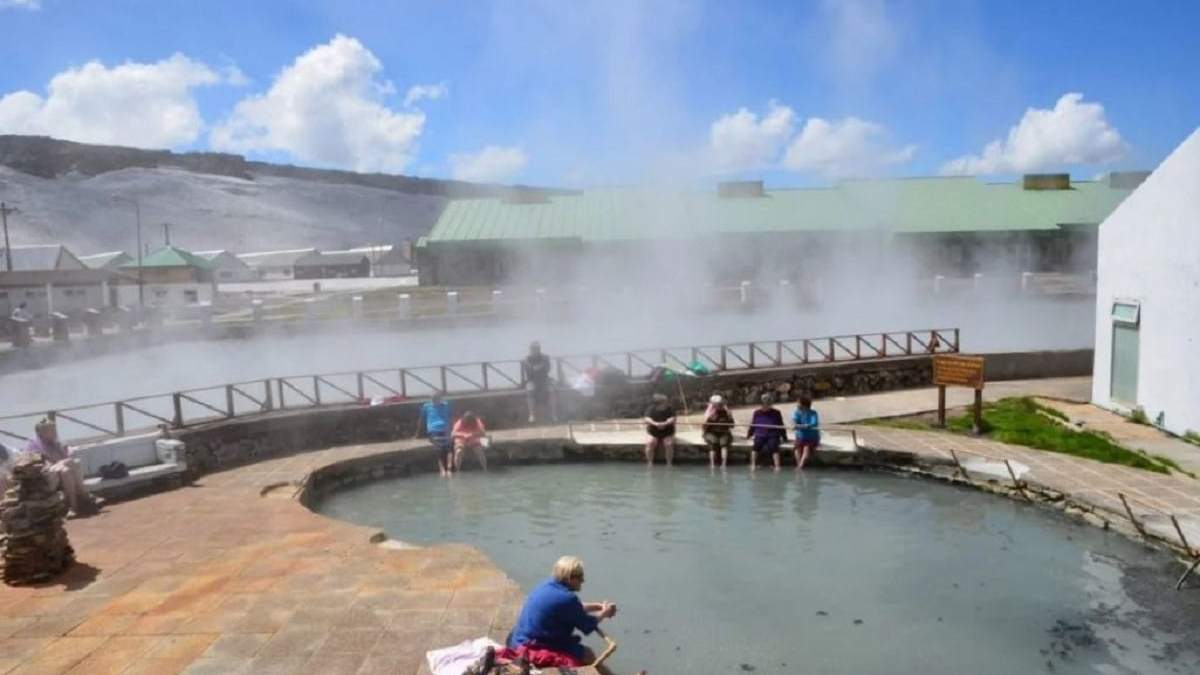 En su denuncia pública, Ortiz dijo que no había personal en el complejo para atender a las personas. Fuente: (Termas de Copahue)