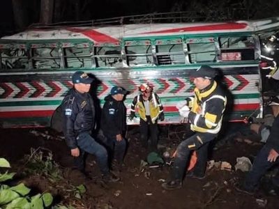 Al menos 15 muertos y casi 20 heridos al despeñarse un autobús en el sur de Guatemala