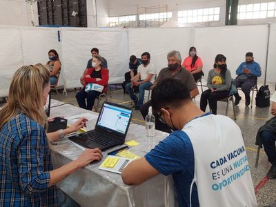 Cómo será la vacunación en Neuquén Capital, este domingo: horarios y lugares