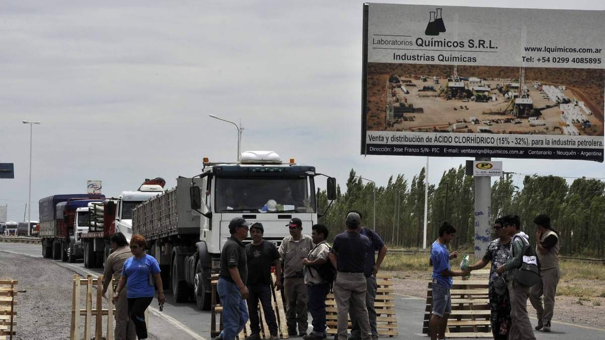 Decenas de personas han cortado el paso por la ruta 7. Fuente: (Twitter)