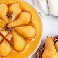 Tarta invertida de peras: disfrutá de unos buenos mates con esta receta que es un golazo