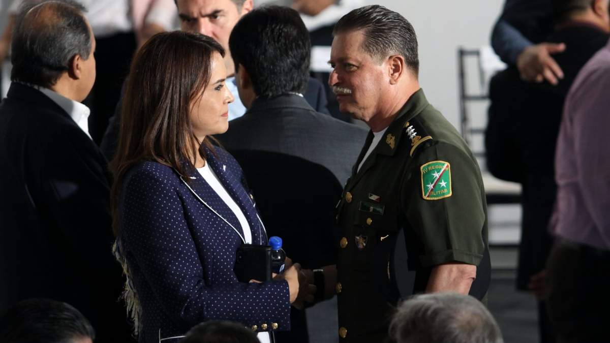 A la derecha, el general Jens Pedro Lohmann Iturburu