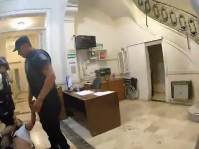 Asi golpeó la policía a un ambientalista en la Legislatura