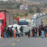 Oaxaca registra jornada de protestas con bloqueos carreteros, tomas de oficinas, de autobuses…