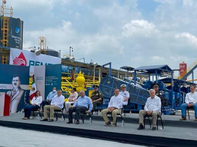 AMLO dice que respetará contratos otorgados por Pemex, pero no se darán más