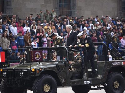 Llamados a la unidad en un desfile militar sin los poderes Legislativo y Judicial (Fotogalería)