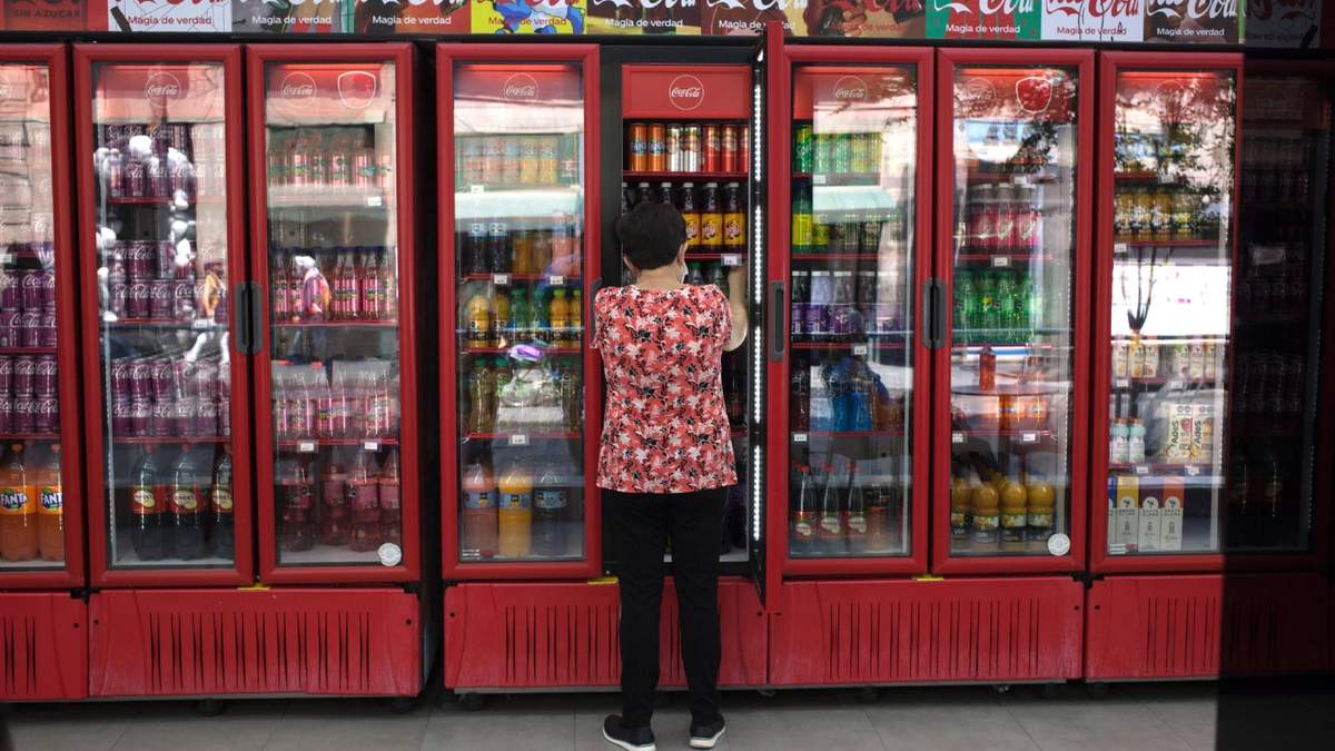 Productos Coca Cola en un supermercado