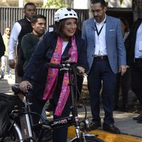 En bicicleta y entre gritos de “presidenta” así llegó Xóchitl Gálvez a su registro ante el INE
