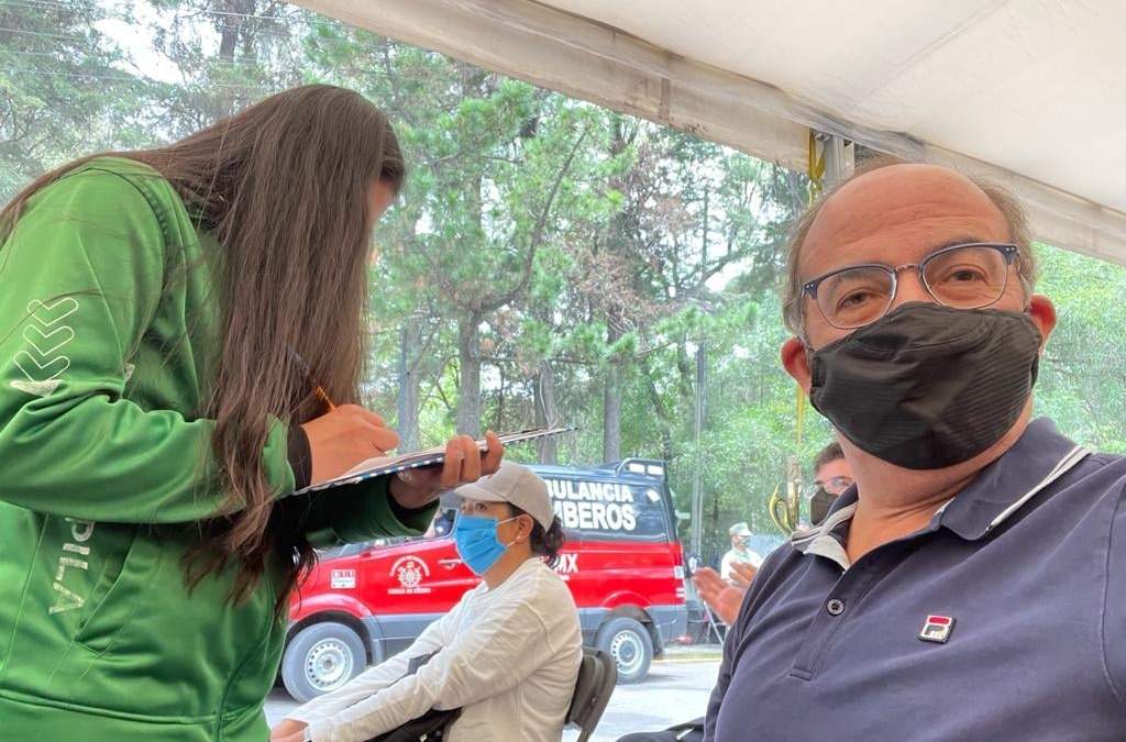 El expresidente Felipe Calderón recibe segunda dosis de Pfizer