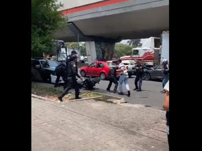 Captan pelea de policías de la CDMX con un motociclista (Video)