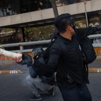 Normalistas de Ayotzinapa lanzan piedras y explosivos a la sede de la FGR
