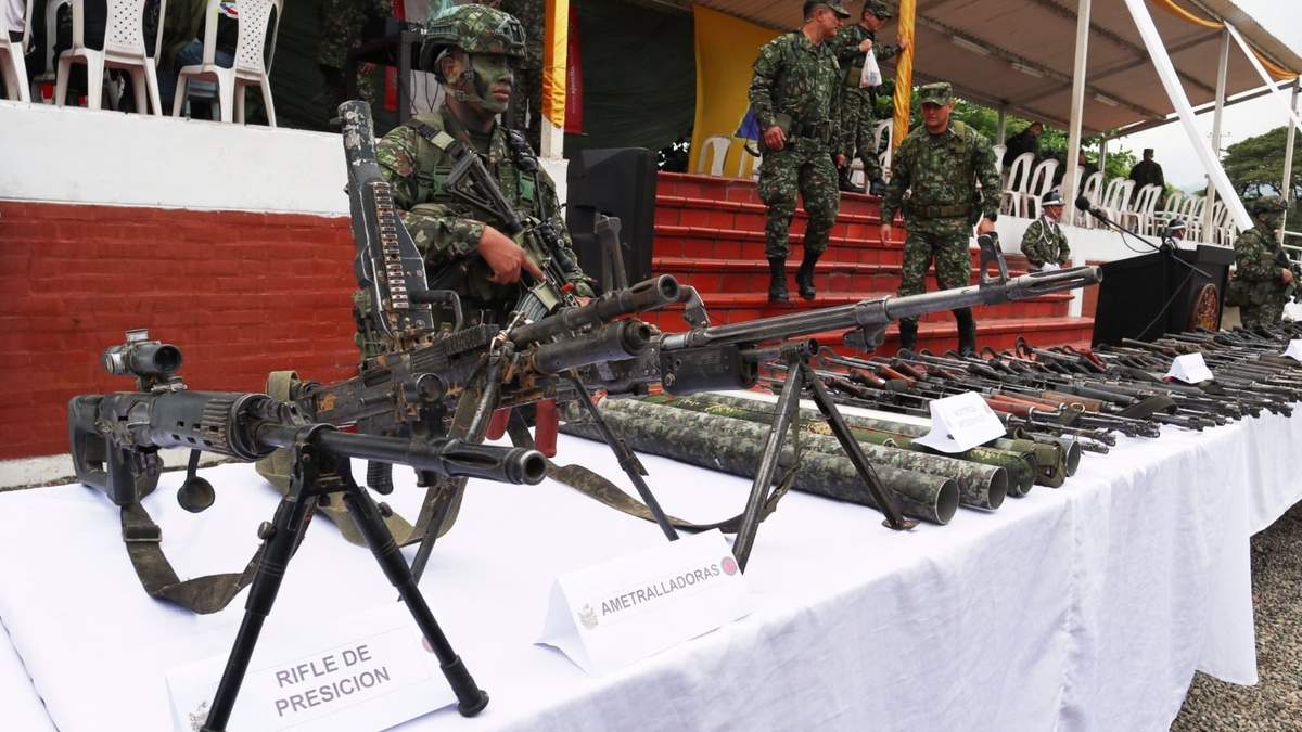 Soldados custodian armas que, según el ejército, fueron entregadas por miembros de las desmovilizadas FARC