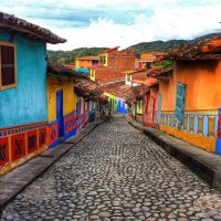 El pueblo de Colombia que atrae al turismo por sus casas pintadas de colores