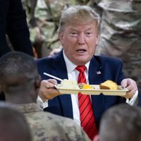 Visita sorpresa de Trump a Afganistán; reanuda diálogo con el talibán