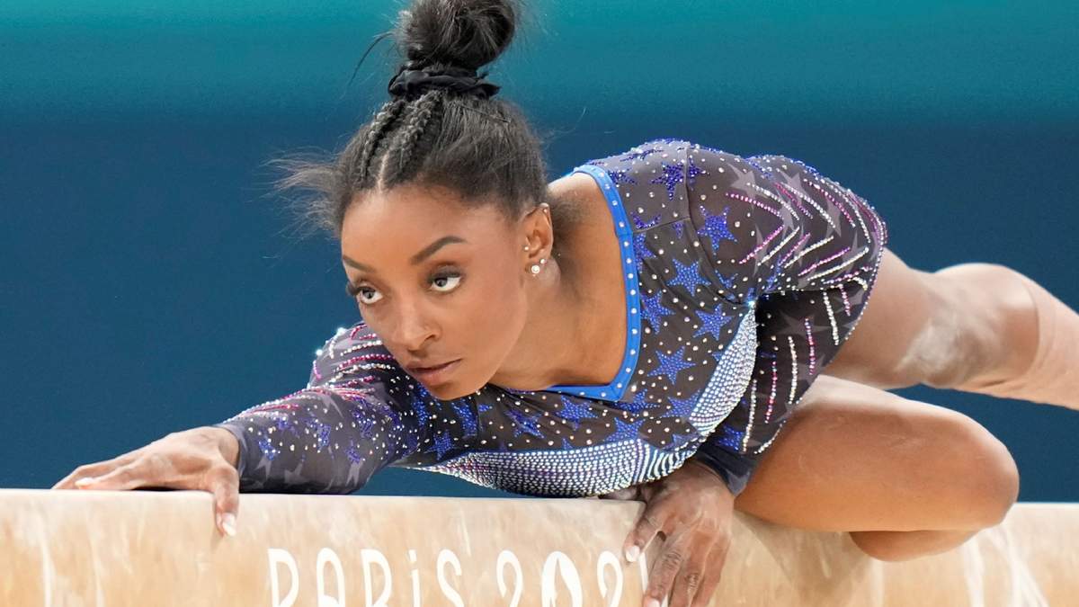 Simone Biles compite en la viga de equilibrio durante la final del all-around femenino